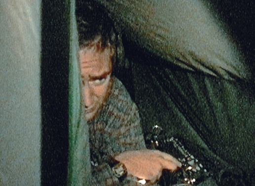 Michael (Michael Williams) weigert sich, das Zelt zu verlassen. Die nächtlichen Geräusche lassen Schreckliches vermuten. Bild: Sender